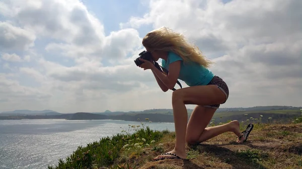 Kenar Cliff Üzerinde Çekim Bir Fotoğraf Makinesi Ile Sarışın Kız — Stok fotoğraf