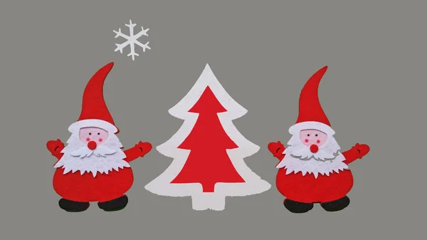 Рождественская композиция ручной работы. Рисование Санта Клауса и новогодней елки из склеенных кусков войлока и фанеры на сером фоне — стоковое фото