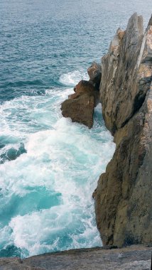 Beat dalgalar deniz üstten görünüm kayalık deniz kenarı