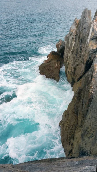 岩石の多い海岸のビート海の波の上から見る — ストック写真