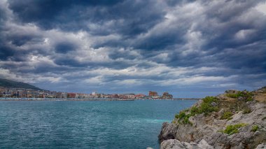 Castro-Urdiales, Cantabria, Kuzey İspanya görüntüleyin. Deniz manzarası üzerinde dramatik karanlık gökyüzü