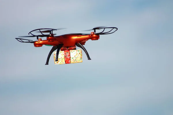 Orange Quadcopter Med Presentask Molnig Himmel Bakgrund Ledigt Utrymme För — Stockfoto