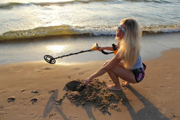 Blonde Lunettes Soleil Avec Détecteur Métaux Sur Plage Près Petite — Photo