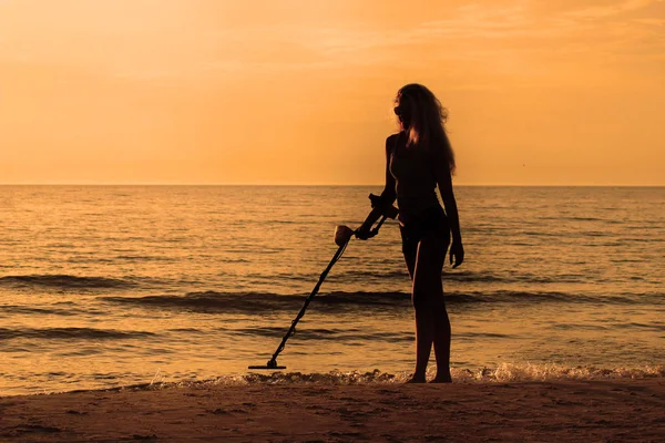 Silhuete Girl Metal Detector Beach Sunset — Stock Photo, Image