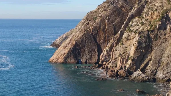 北スペインの海岸 カンタブリア海で岩の崖 — ストック写真