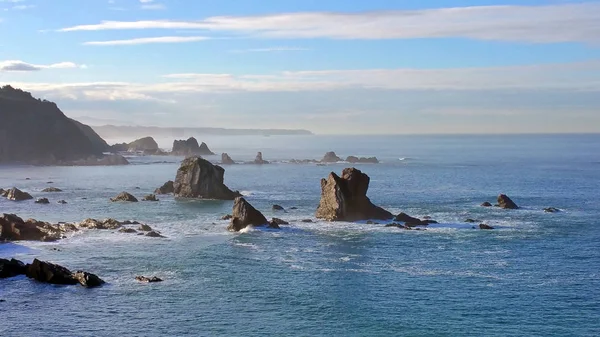 Mar do Norte de Espanha. Grandes rochas no mar Cantábria — Fotografia de Stock