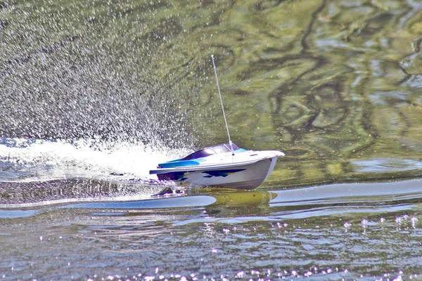 水の動きのボートのモデル — ストック写真