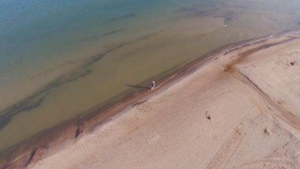 Prohlédněte Vzdušné Střílení Létání Blondýnou Modrých Šatech Pláži Baltském Moři — Stock video