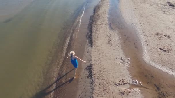 Mavi Elbiseli Bir Sarışın Uçan Drone Gelen Üst Görünümü Havadan — Stok video