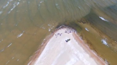 Güneşli bir günde Baltık Denizi dalgaları kuş bakışı. İki taraftan gelen dalgalar ve bir araya gelen, çarpışır. Cape Kolka Letonya'da bir insansız hava aracından ateş. Ses yok.