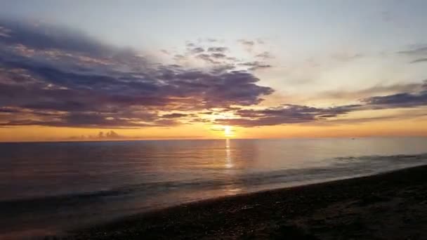 Surfen Strand Sonnenuntergang Bei Bewölktem Himmel Sonnenreflexion Auf Dem Meerwasser — Stockvideo