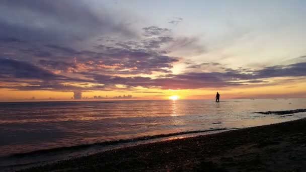 Silhouetten Menschen Strand Sonnenuntergang Bei Bewölktem Himmel Sonnenreflexion Auf Dem — Stockvideo