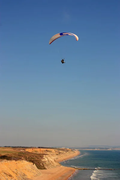 パラグライダーは青い空を背景に上空を飛行します バランス 極端なスポーツ アクティブなライフスタイル 英語運河 バートン イギリス — ストック写真