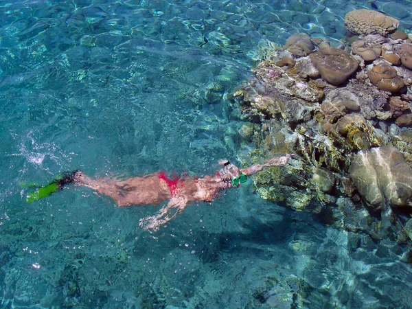 Kırmızı Mayo Giyen Sarışın Bir Kız Şnorkelle Yüzüyor Kızıl Deniz — Stok fotoğraf