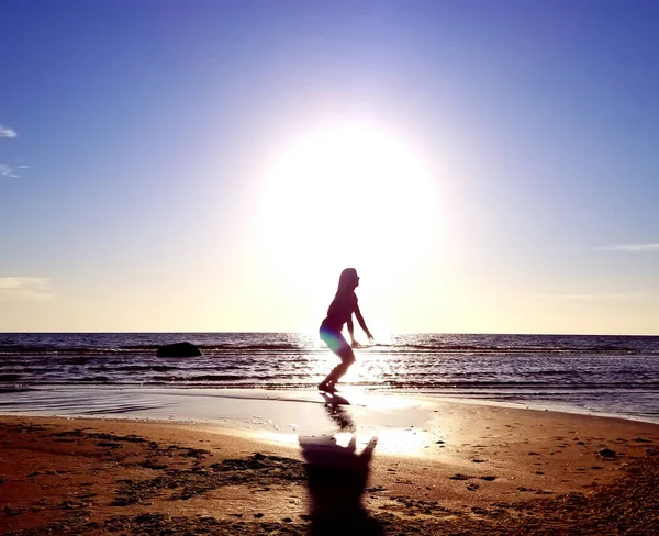 Silhouette Girl Background Sun Disk Jump Sandy Seashore Interesting Pose — Stock Photo, Image