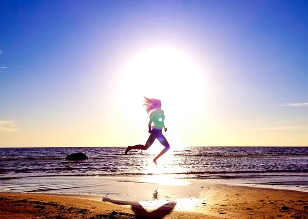 Silhouette Girl Background Sun Disk Jump Sandy Seashore Interesting Pose — Stock Photo, Image