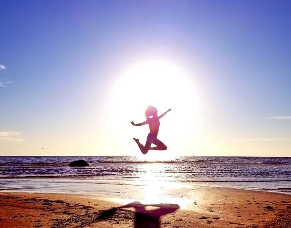 Silhouette Girl Background Sun Disk Jump Sandy Seashore Interesting Pose — Stock Photo, Image