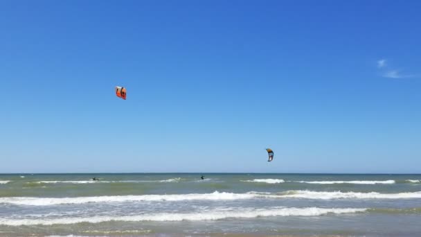 Два Кітсурфських Спортсмени Подорожують Хвилями Балтійського Моря Кошеніль Ніякого Звуку — стокове відео