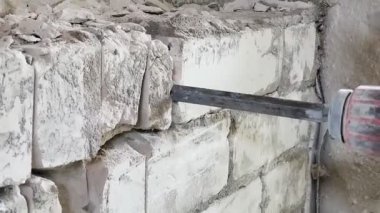 Aletle çalışmak. Çekiç matkabı tuğla duvarı kırar. Özgün ses.