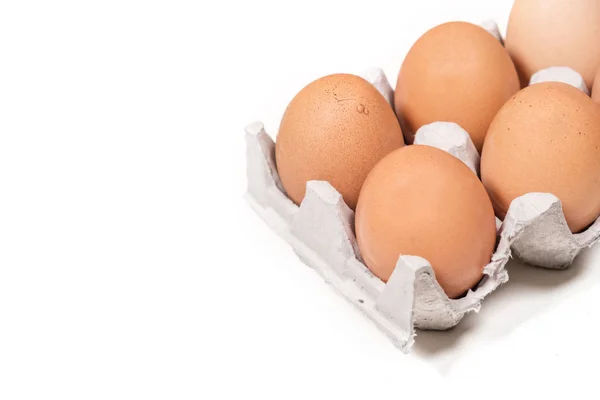 在白色背景查出的纸盒包装上的新鲜鸡蛋 — 图库照片