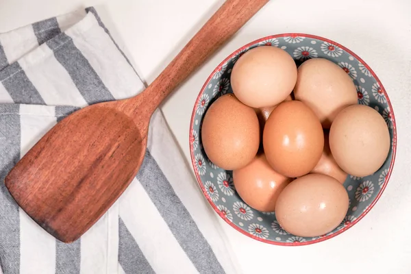 Eier Schüssel Und Hölzernem Drechselwerkzeug — Stockfoto