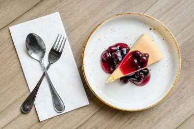 Üstten görünüm New york yaban mersini peynir pasta