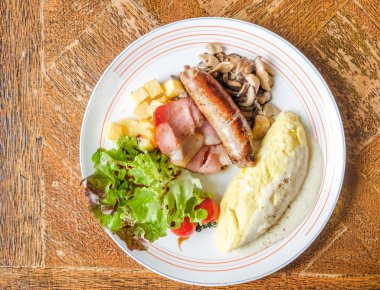 Kahvaltıda İtalyan sosis pişmiş yumurta mantar sote b