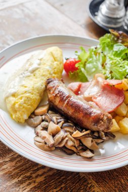 Kahvaltı İtalyan sosis pişmiş yumurta mantar sote pastırma