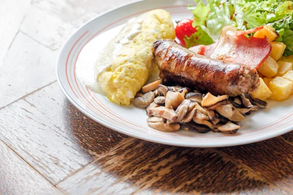 Большой завтрак итальянская колбаса с яичницей грибы соус б Лицензионные Стоковые Фото