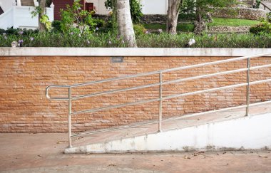 Giriş yolu arka plan ve destekleyici tekerlekli sandalye kavramı parçası