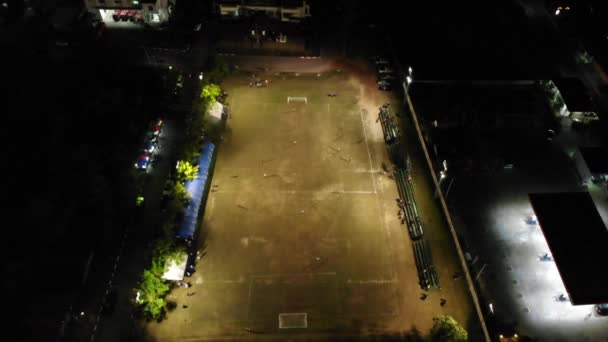 Luftaufnahme Des Fußballstadions Während Des Spiels Mit Blassgrünem Rasen — Stockvideo