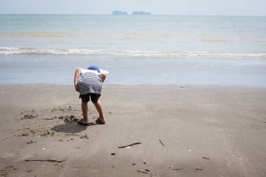Yalnızcıl yengeç ve çöp toplayıcı hobi ve eğlence kavramı için arama çocuğun arkasında