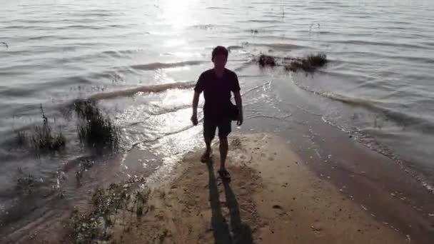 Μοναξιά Άνθρωπος Στο Τέλος Του Νησιού Και Κόσμο Πλημμύρες Καταστροφή — Αρχείο Βίντεο