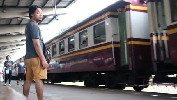 Trang Thailand Мая 2017 Поезд Покидает Станцию После Люди Отправили — стоковое видео