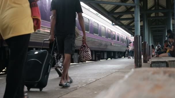 Транг Таїланд Може 2017 Поїзд Паркування Вокзалі Очікування Пасажирів Щоб — стокове відео