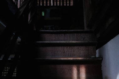 Eski ahşap merdiven eski evde. Seçici odak