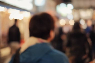 Ufuk insanlar yürüyüş sokak gece Tokyo, Japonya