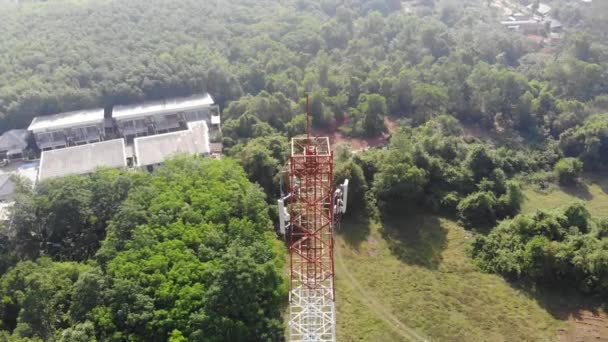 Vista Aérea Panorámica Torre Comunicación Área Del Suburbio — Vídeos de Stock