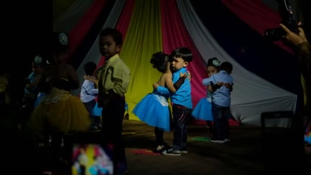Trang Thailand 2018 Kinder Tanzen Gemeinsam Auf Der Bühne Und — Stockvideo