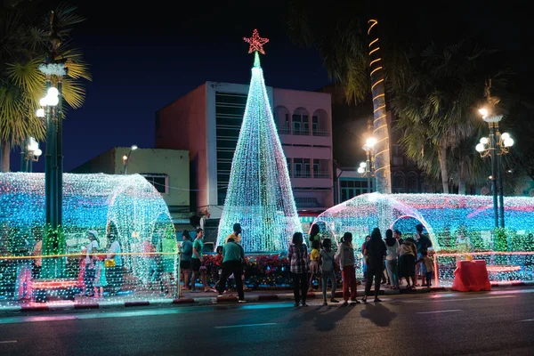 Trang, Tayland - 26 Aralık 2018: İnsanların zevk Noel bina ve yeni yıl arifesi Festivali'nde Rating Island clock tower yakınındaki ziyaret
