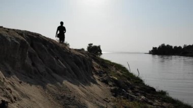 Tepe üzerinde yürüyen agianst güneş ışığı arkadan dostum