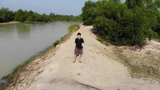 Letecký Pohled Mladý Muž Stojí Okraji Ostrova Konceptem Svobody — Stock video