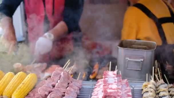 Chef Grillt Grill Und Fleischbällchen Für Den Kunden — Stockvideo