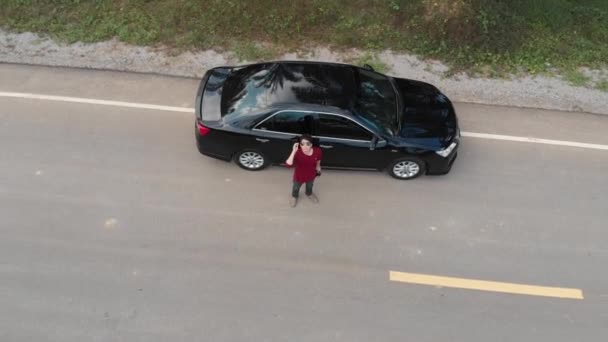 Vista Aérea Joven Pie Lado Del Coche — Vídeos de Stock