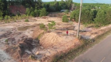 Havadan görünümü adam içeri gir yörünge atış ile terk edilmiş kuru zemin