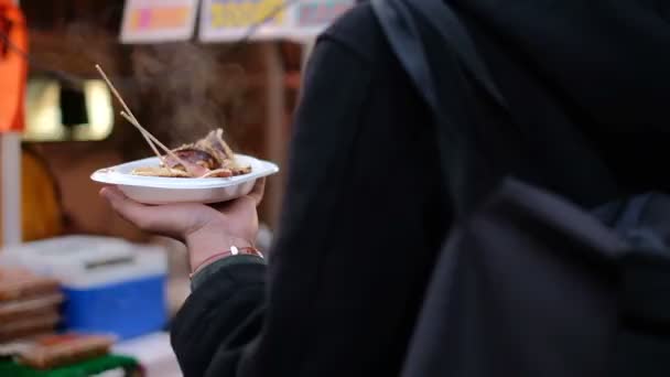 购买食物后供应新鲜烤鱿鱼的男子 — 图库视频影像
