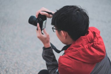 Genç fotoğrafçı sokakta fotoğraf çekmek