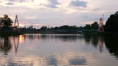 Asma köprüile göl manzara arka plan