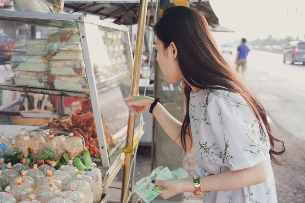 Mooi Meisje Het Kiezen Van Voedsel Straatmarkt Thailand — Stockfoto