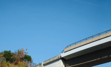 Japonya'da ulaşım için düşük açı görünümü modern köprü arka plan